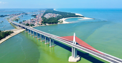 Chỉ vài tháng nữa, cây cầu dây văng vượt biển dài nhất miền Trung sẽ hoàn thành, kết thúc hơn 100 năm di chuyển bằng đò của người dân đôi bờ