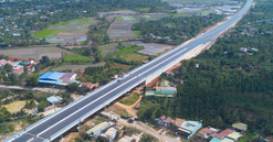 Trước Tết Nguyên đán, chính thức thông xe cao tốc nối 'rừng - biển' đầu tiên của Việt Nam