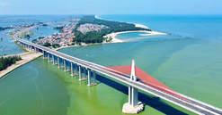 Chỉ ít tháng nữa, chính thức đưa vào khai thác cầu dây văng vượt biển dài nhất miền Trung, kết thúc hơn 100 năm di chuyển bằng đò của người dân đôi bờ