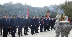 Tổng Bí thư Tô Lâm dâng hương tại Khu Di tích quốc gia đặc biệt Pác Bó