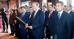 Tổng Bí thư Tô Lâm dâng hương tưởng niệm Chủ tịch Hồ Chí Minh tại Nghệ An