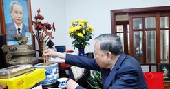 Tổng Bí thư dâng hương tưởng niệm nhân 120 năm Ngày sinh Thủ tướng Phạm Văn Đồng