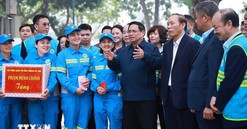 Thủ tướng thăm, động viên lực lượng bảo đảm vệ sinh môi trường Hà Nội dịp Tết