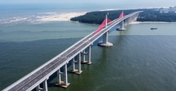 Sắp thông xe cầu dây văng vượt biển dài nhất miền Trung, kết thúc hơn 100 năm di chuyển bằng đò của người dân đôi bờ