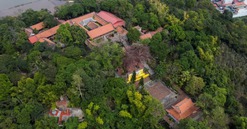 Ngôi chùa gần 1.000 năm tuổi trên đỉnh núi 'rồng' cao chưa đầy 100m nườm nượp khách đầu năm