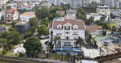 'Ông vua hàng hiệu' sở hữu biệt thự 3 mặt tiền ven sông Sài Gòn: Rộng 500m2, từng khiến truyền thông nước bạn choáng ngợp
