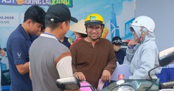 Sự kiện "Đổi xăng lấy điện" tại TP.HCM: Khách hàng mang 2 xe xăng đổi lấy xe điện VinFast về đi Tết