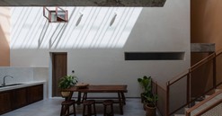 Độc đáo ngôi nhà mái ngói dốc giữa lòng Phan Thiết: Không gian sống đương đại mang hơi thở kiến trúc truyền thống