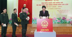 Chủ tịch nước Lương Cường bỏ phiếu tại khu vực bỏ phiếu số 26, phường Hoàn Kiếm, Hà Nội