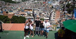 Những thước phim “triệu view” đã biến sân thượng khu nhà ổ chuột ở Rio thành điểm nóng du lịch: “Đó là một trong những trải nghiệm để đời”