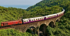 Miền Trung có một đoàn tàu ‘mãn nhãn’: Đi qua cung đường sắt đẹp nhất Việt Nam và vịnh biển đẹp nhất thế giới