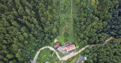 Nhà máy thuỷ điện đầu tiên của Việt Nam nằm dưới thung lũng giữa rừng sâu, có đường hầm dẫn nước xuyên núi đào bằng tay dài hơn 500m