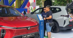 Khách hàng lái thử VF MPV 7: Xe chở đủ 7 người mà tăng tốc cực nhẹ, êm ái hơn hẳn xe xăng