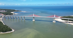 Chỉ vài tháng nữa, chính thức vận hành cầu dây văng vượt biển dài nhất miền Trung, kết thúc hơn 100 năm di chuyển bằng đò của người dân đôi bờ