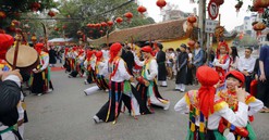 Photo Travel: Lả lơi má đỏ, môi hồng múa điệu "con đĩ đánh bồng" ngày xuân