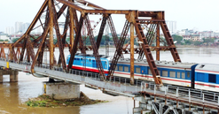 Sắp dừng chạy tàu qua cây cầu sắt có tuổi đời lớn nhất Việt Nam