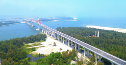 Chỉ 1 tháng nữa, cây cầu vượt biển dài nhất miền Trung chính thức thông xe, kết thúc hơn 100 năm di chuyển bằng đò của người dân đôi bờ