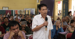 Người dân ngồi chật kín nhà văn hóa để nhận thông tin mức giá bồi thường tại siêu dự án 925.000 tỷ của Vingroup