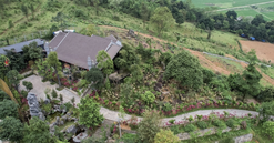 Nữ NSND trẻ nhất Việt Nam sở hữu biệt phủ 8.000m2: Hòn non bộ cao bằng nhà 2 tầng, điện thờ hướng ra dãy núi hùng vĩ