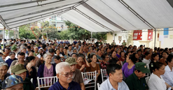 Người dân ngồi chật kín nhà văn hóa nhận thông tin mức tiền bồi thường thu hồi đất tại đại dự án 925.000 tỷ sở hữu sân vận động lớn nhất thế giới của Việt Nam