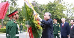 Tổng Bí thư, Chủ tịch nước Tô Lâm dâng hương Chủ tịch Hồ Chí Minh tại Quân khu 5