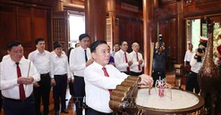 Thường trực Ban Bí thư dâng hương tưởng niệm Chủ tịch Hồ Chí Minh tại Nghệ An