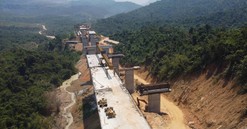 Sắp thông xe cao tốc kết nối ‘rừng - biển’ đầu tiên của Việt Nam với nhiều cây cầu và hầm xuyên núi