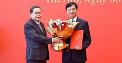 Chủ tịch Quốc hội trao Nghị quyết phê chuẩn Trưởng Đoàn đại biểu Quốc hội
