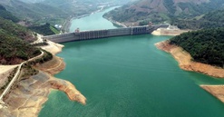 Việt Nam chính thức động thổ dự án điện mặt trời giữa lòng hồ nhà máy thủy điện lớn nhất Đông Nam Á, vốn đầu tư 17.000 tỷ