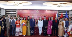 Tổng Bí thư, Chủ tịch nước và Phu nhân gặp gỡ cộng đồng người Việt Nam tại Philippines