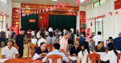 Hàng trăm hộ dân xếp hàng từ sáng sớm nhận tiền bồi thường tại đại dự án 925.000 tỷ của Vingroup
