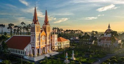 Miền Tây sở hữu một nhà thờ với kiến trúc Gothic Pháp hiếm thấy, tồn tại đã gần 140 năm