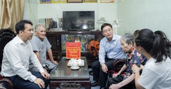 TP. Huế: Thăm, tặng quà người có công nhân kỷ niệm 79 năm Ngày Thương binh - Liệt sĩ