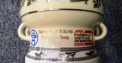 Chủ tịch UBND TP Hà Nội tặng phóng viên Hội nghị Mỹ - Triều trống đồng gốm Chu Đậu