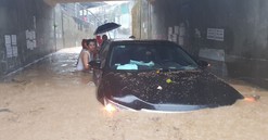 Mưa lớn ở Nha Trang: Ít nhất 12 người thiệt mạng, thành phố chìm trong biển nước