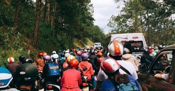 Du khách khắp nơi đổ về, Đà Lạt ùn ứ, dân địa phương than trời