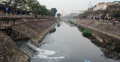 Vì sao sau 3 thập kỷ nỗ lực "giải cứu", sông Tô Lịch vẫn… bẩn?