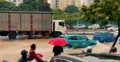 Cộng đồng trầm trồ trước khả năng lội nước “cực đỉnh” của xe điện VinFast