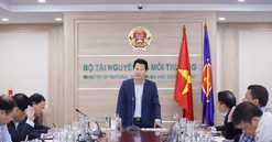 Bộ trưởng Bộ TN&MT nghe báo cáo về công tác triển khai xây dựng và hoàn thiện cơ sở dữ liệu đất đai Quốc gia