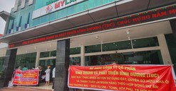 Bình Dương: Khách hàng căng băng rôn đòi công ty con của Becamex giao sổ đỏ
