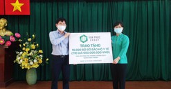 Van Phuc Group tặng 10.000 bộ đồ bảo hộ y tế cho quận Bình Thạnh