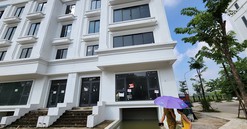 Hà Nội: Khách ép giá nhà liền kề vì mưa là hầm ngập, nhiều chủ nhà chấp nhận để thoát hàng