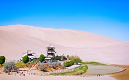 Photo Travel: Nguyệt Nha Tuyền, vầng trăng kỳ bí giữa sa mạc Gobi