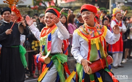Độc đáo điệu múa "con đĩ đánh bồng" ở làng Triều Khúc, Hà Nội