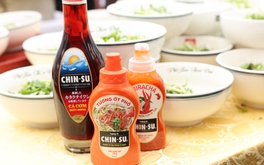 Khách tham gia Festival Phở 2024 xuýt xoa với tương ớt CHIN-SU Sriracha