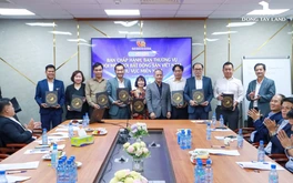 Trao tặng sách Chiến Thuật Marketing Bất động sản cho lãnh đạo Hội Môi giới Bất động sản Việt Nam