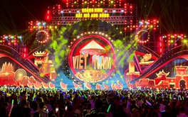 Quảng Ninh: Người dân nô nức xếp hàng xem concert “Quảng Ninh - Đất mỏ anh hùng”