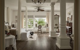 Ngôi nhà hơn 20 năm tuổi ‘lột xác’ ngoạn mục: Từ kiến trúc lệch tầng cũ kỹ thành không gian châu Âu trắng tinh giản