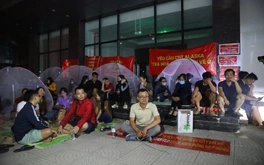 Hà Nội: Người dân ngủ vỉa hè xuyên đêm để "đòi nhà" tại dự án nhà ở xã hội của FLC