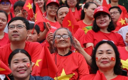 Hải Phòng: Hàng vạn người dân, du khách đội mưa chờ xem Duyệt đội ngũ và Diễu hành quần chúng